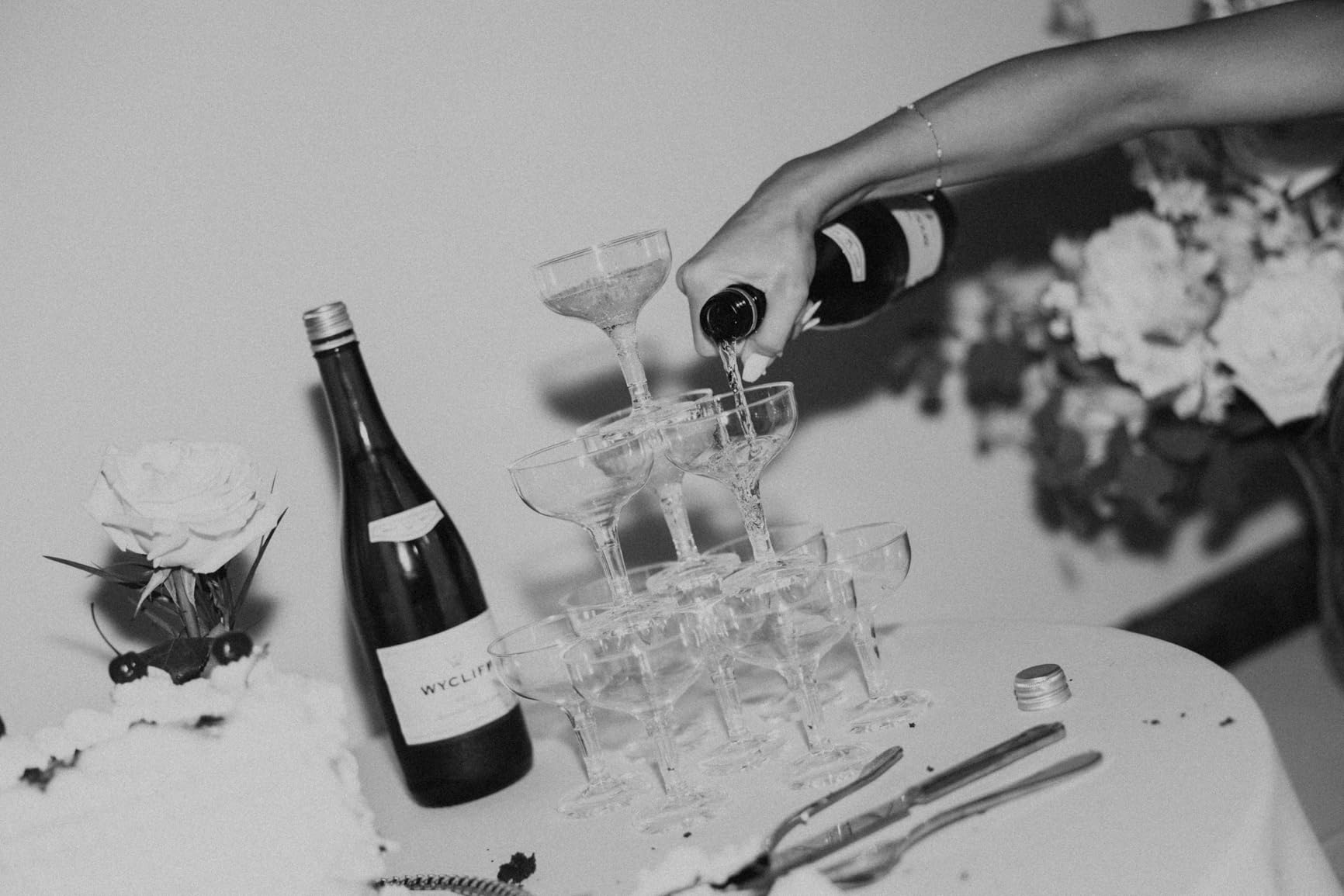 4段プラスチックシャンパンタワー 5オンス使い捨てクーペカク - Champagne Tower Set のレビューと価格